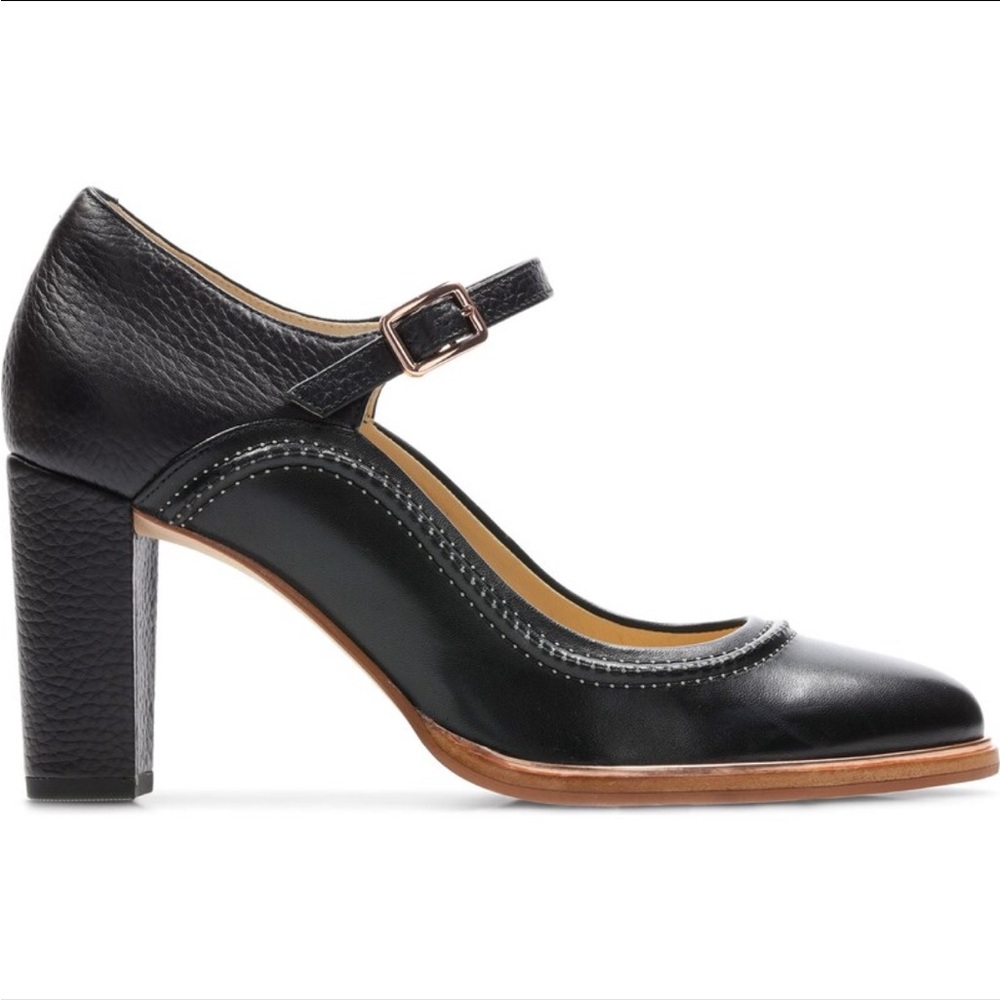 Clarks Black Leather Heels with Tan Accents
Used but good condition 8cm heels